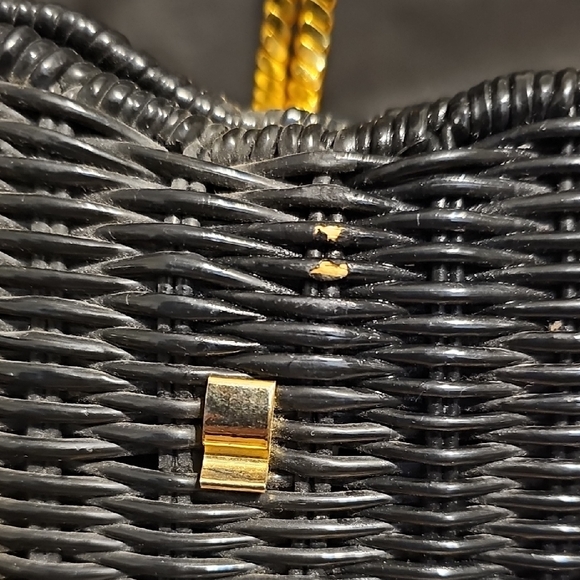 Elegant Black Woven Bag with Gold Chain - Picture 9 of 10